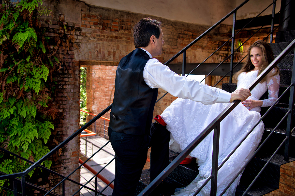 Trash the dress na escada noiva sedutora