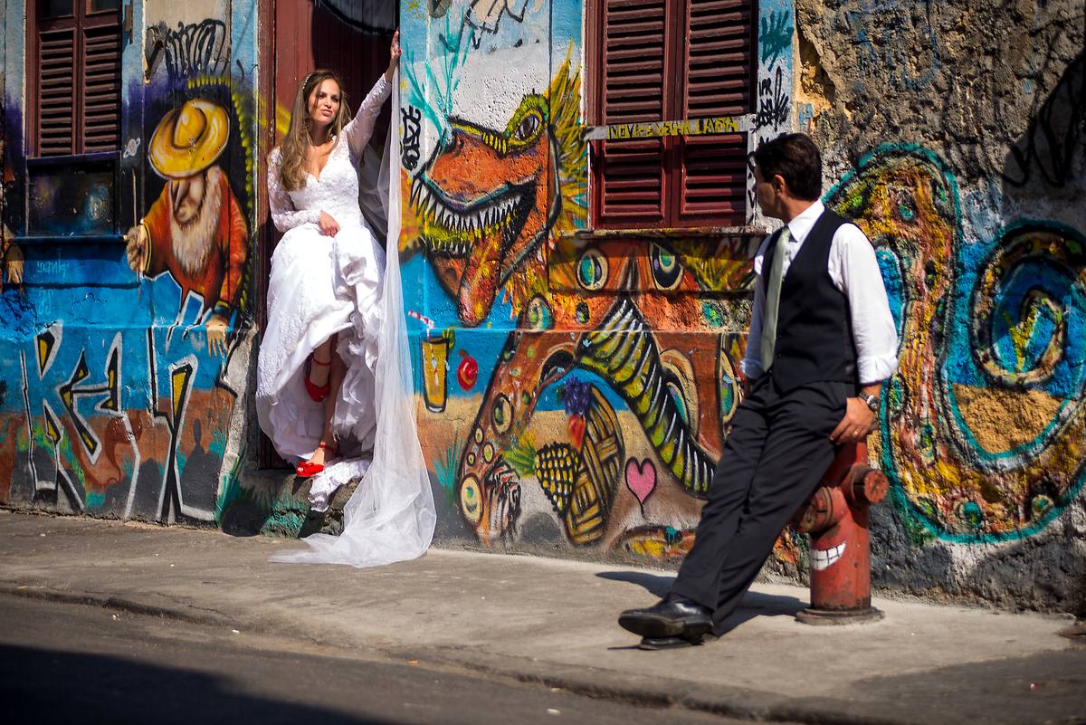 Noiva com sapato vermelho Trash the Dress Parque das Ruínas RJ Casar de sapato vermelho