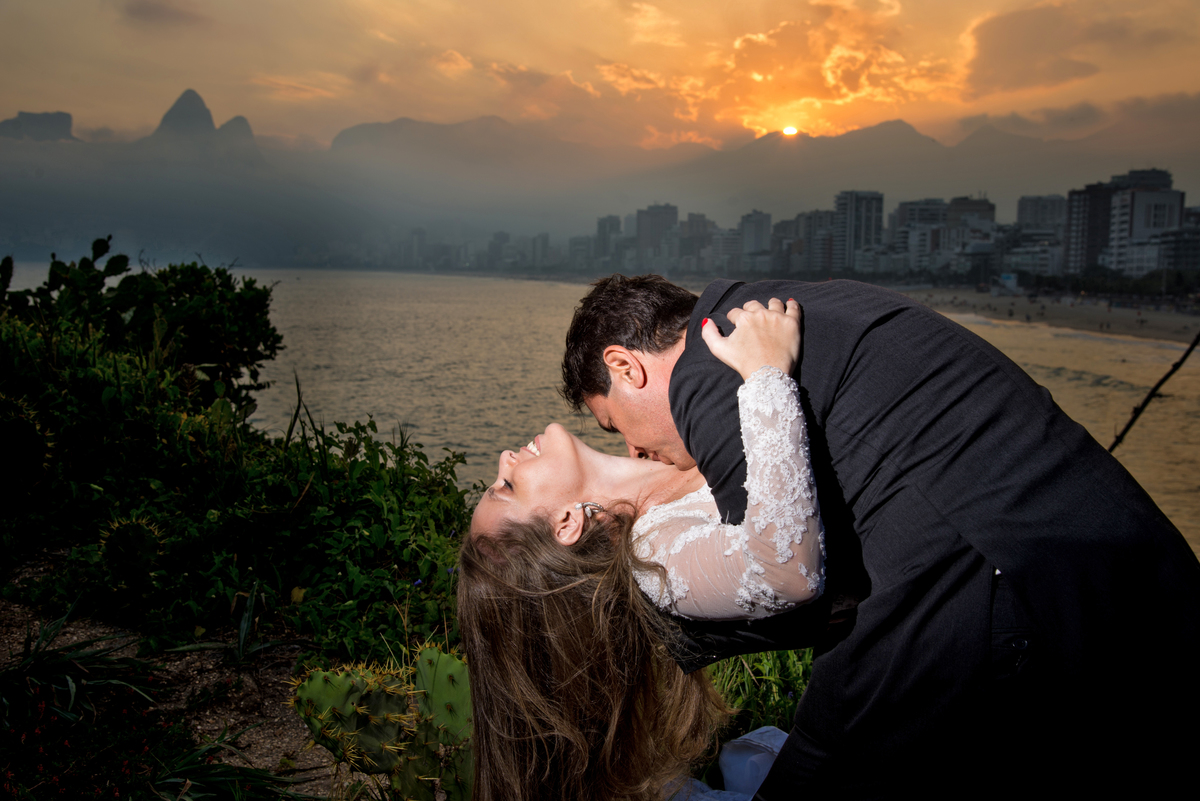 Trash the Dress na praia do Arpoador Rio de Janeiro Casal apaixonado noivos amanhecer