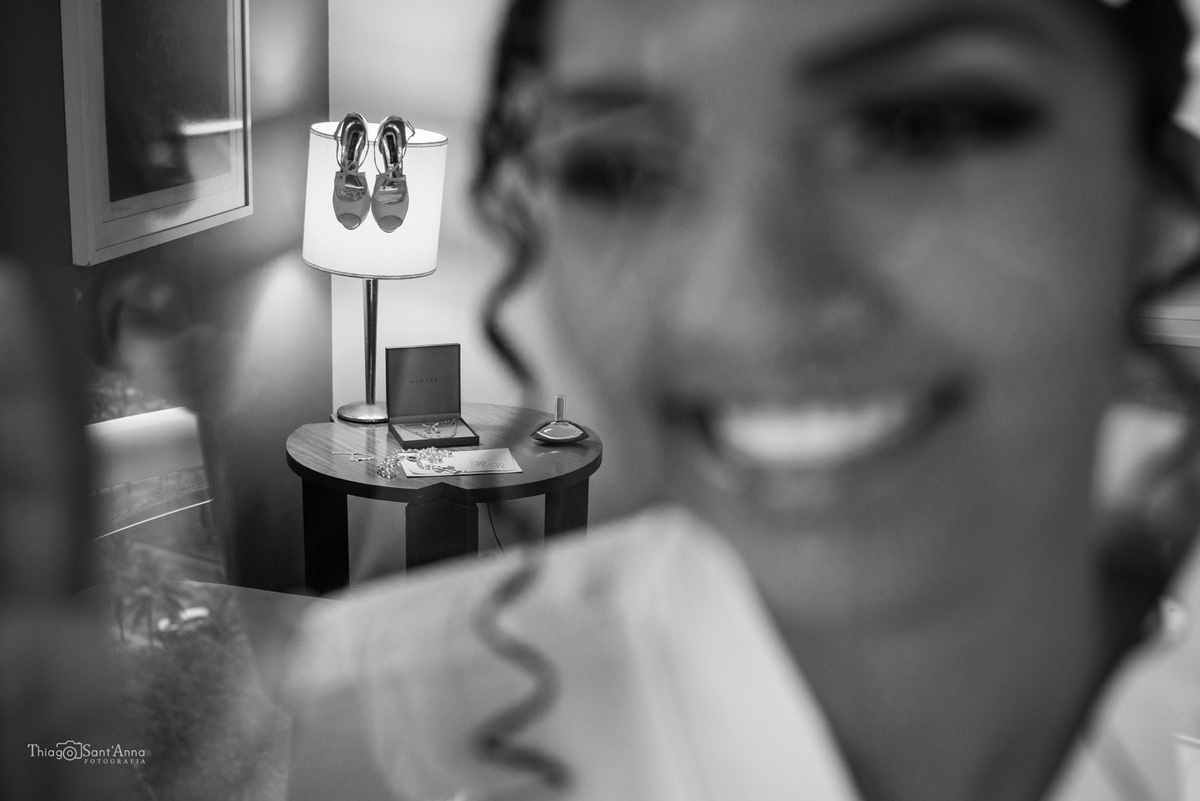 noiva observa paisagem pela janela reflexo vidro preto e branco