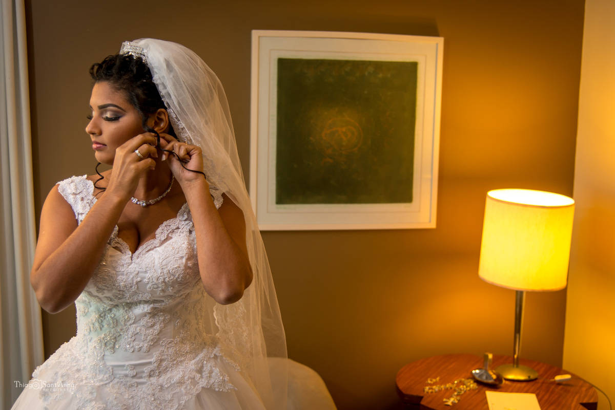 noiva vestido renda véu se prepara casamento brinco