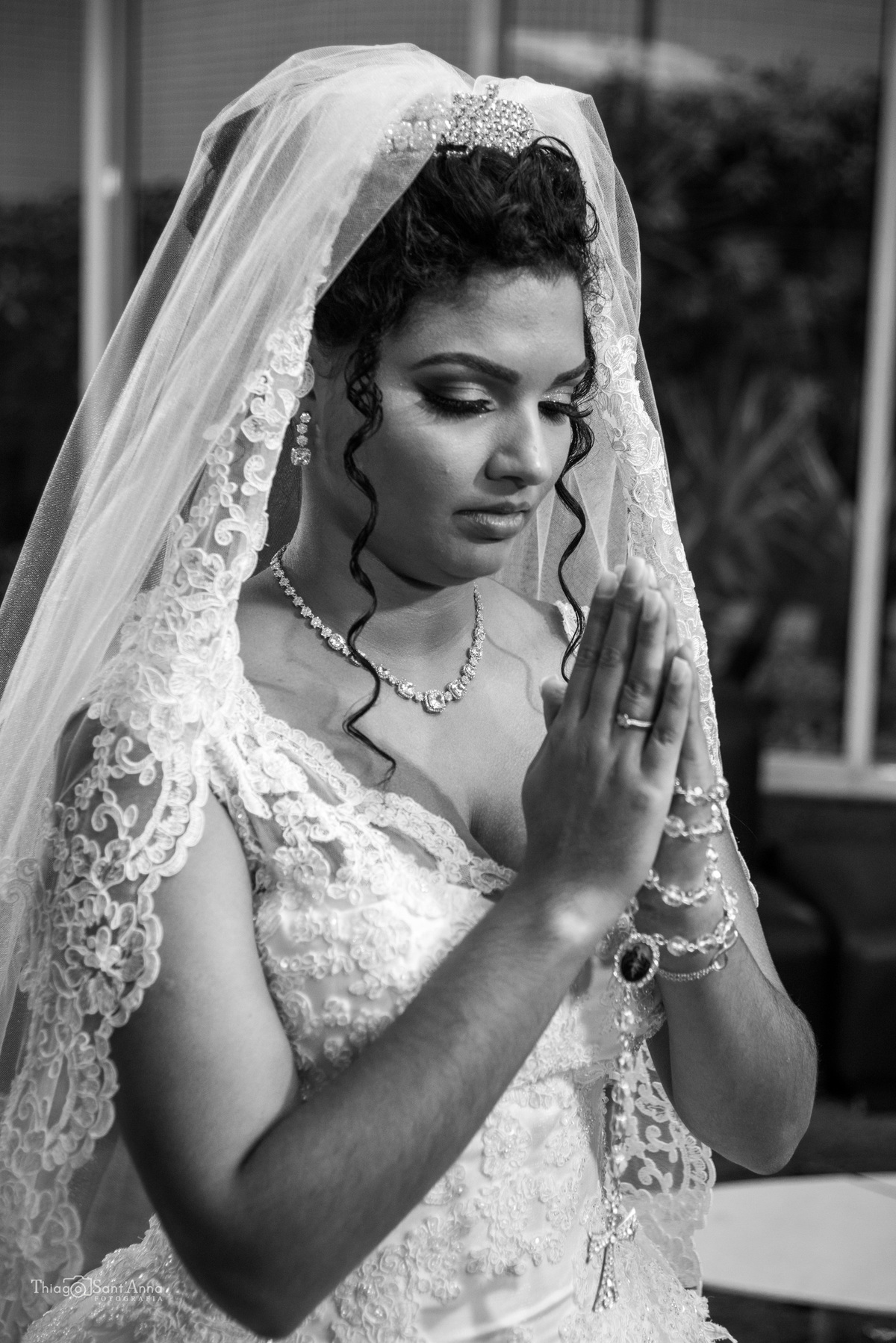 noiva vestido renda véu realiza prece segura rosário 