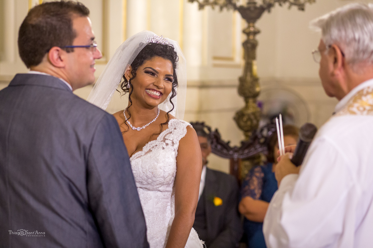 noiva negra sorri noivos no altar observam padre 