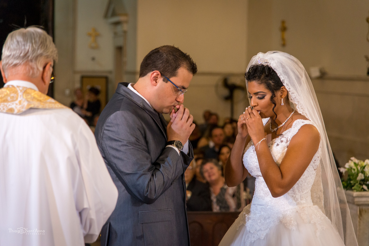noiva negra noivos no altar beijam aliança padre observa 