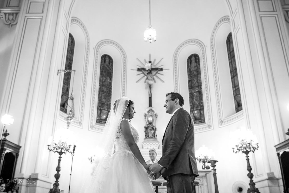 noivos no altar mãos dadas preto e branco