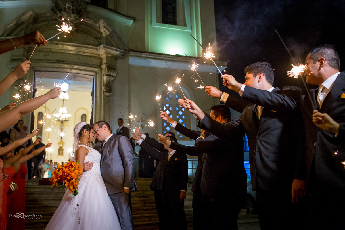 saída beijo dos noivos padrinhos estendem bastões luminosos