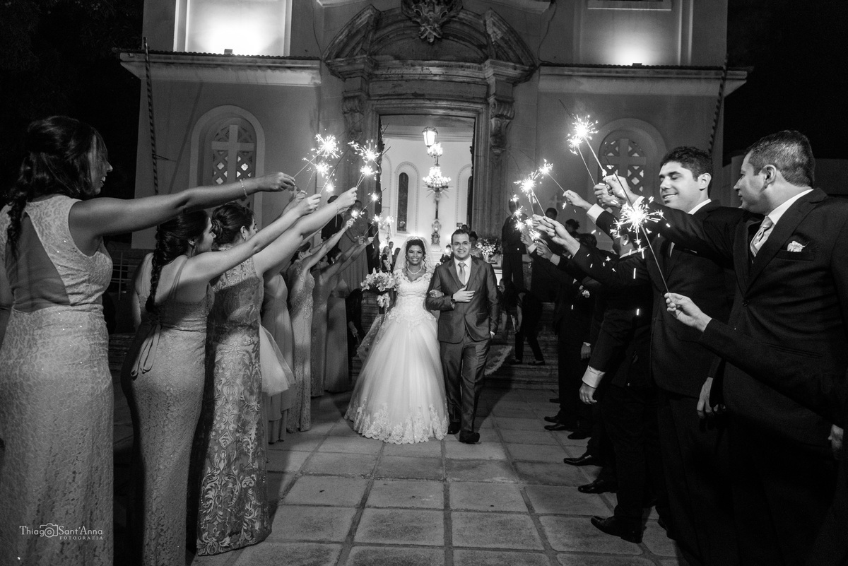 saída dos noivos padrinhos estendem bastões luminosos preto e branco