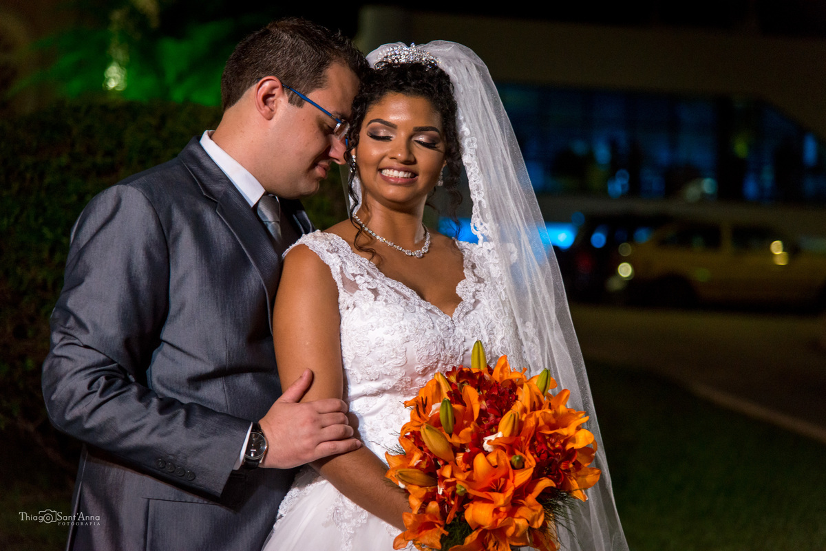 noiva negra noivo abraça buque laranja