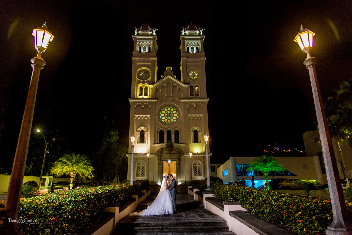 noivos posam frente a igreja