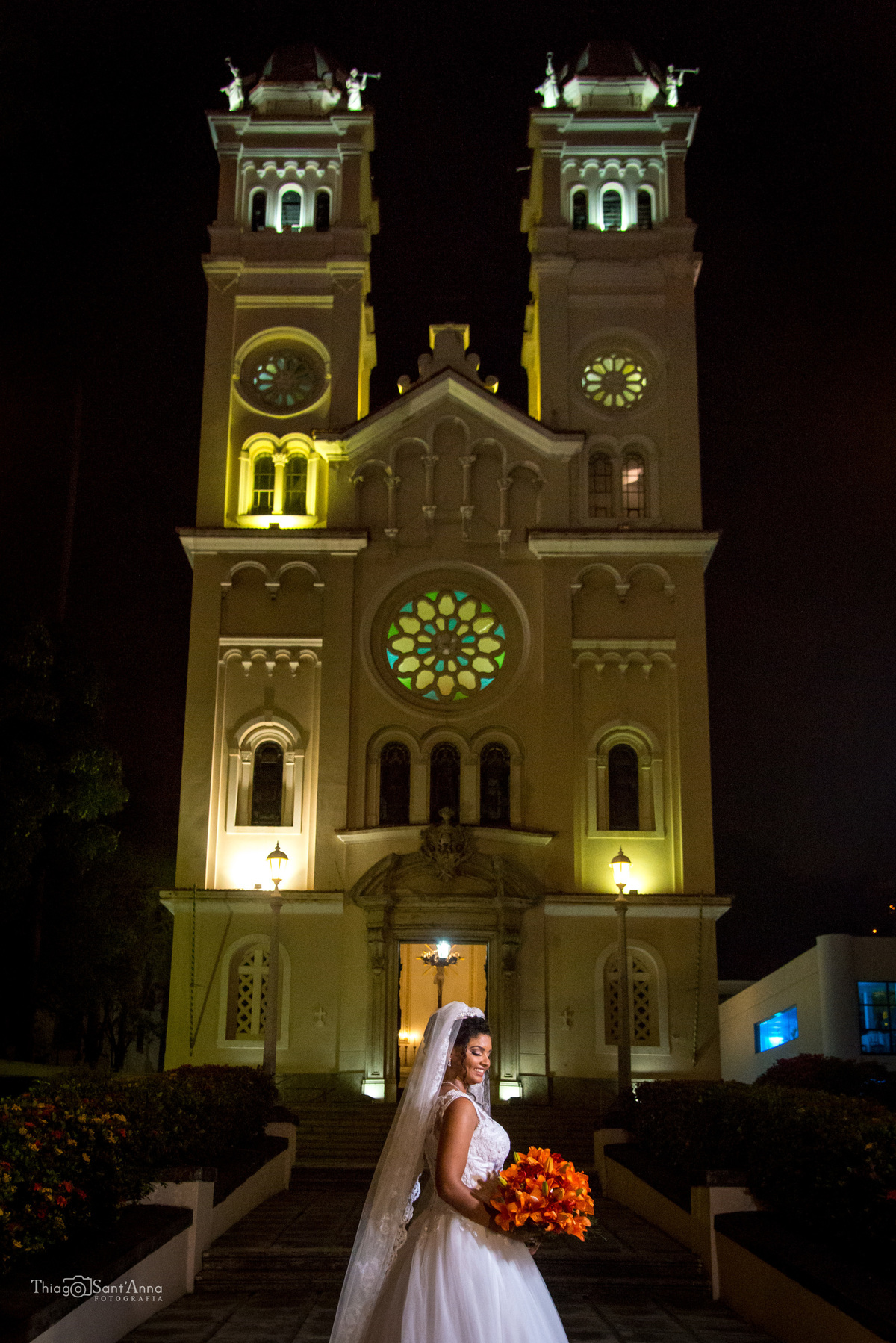 noivos posam frente a igreja