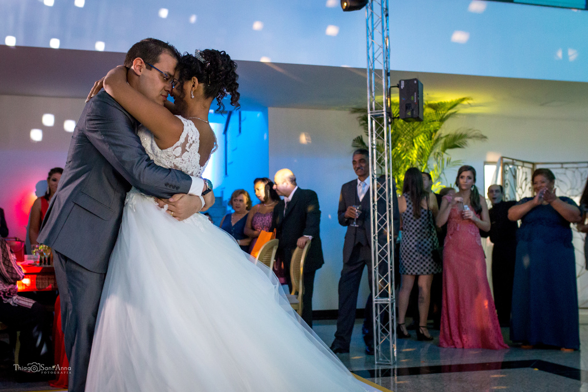 dança dos noivos valsa pista convidados observam