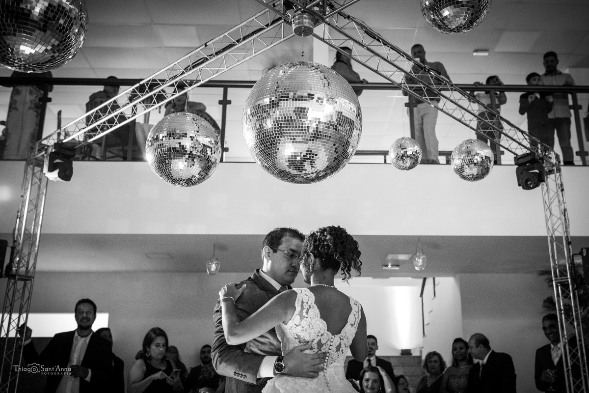 dança dos noivos valsa pista convidados observam preto e branco