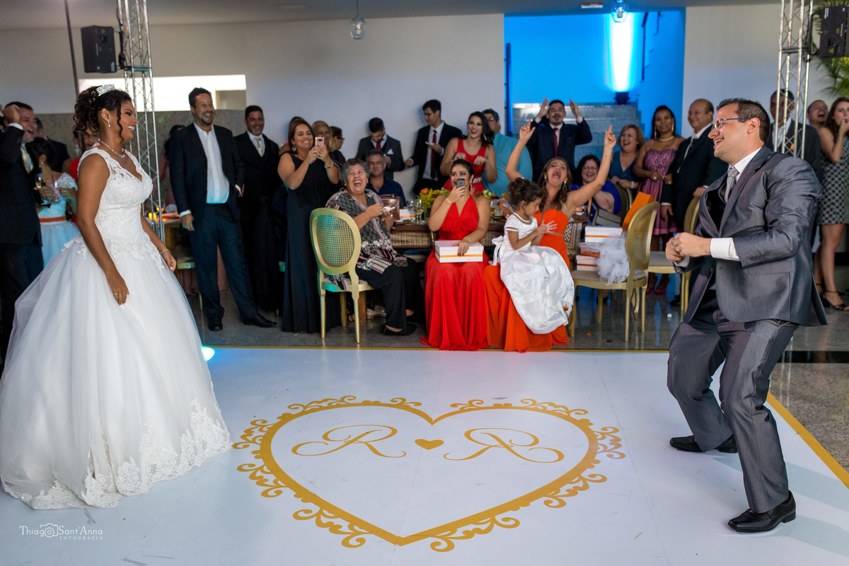 dança dos noivos valsa pista convidados observam