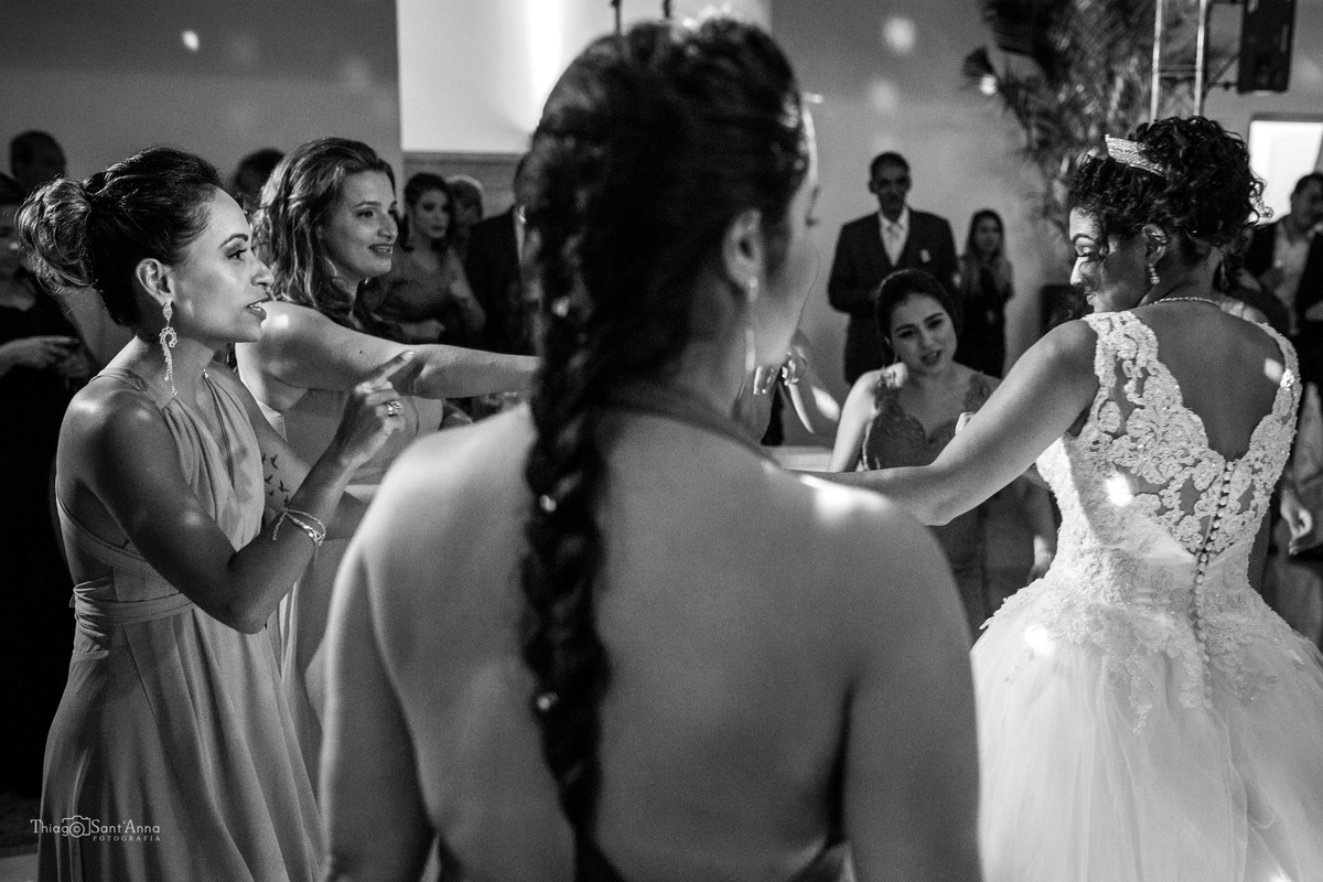 dança da noiva pista convidados observam
