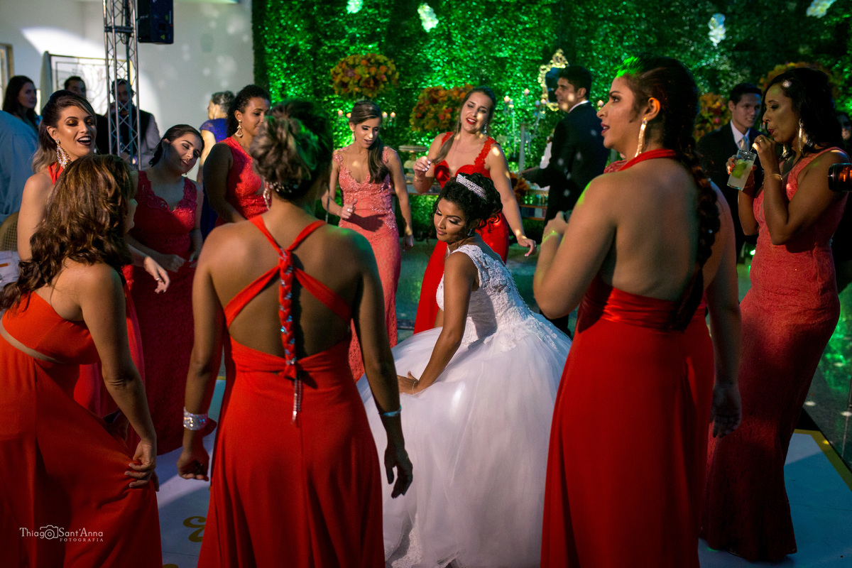 dança da noiva pista com madrinhas convidados observam