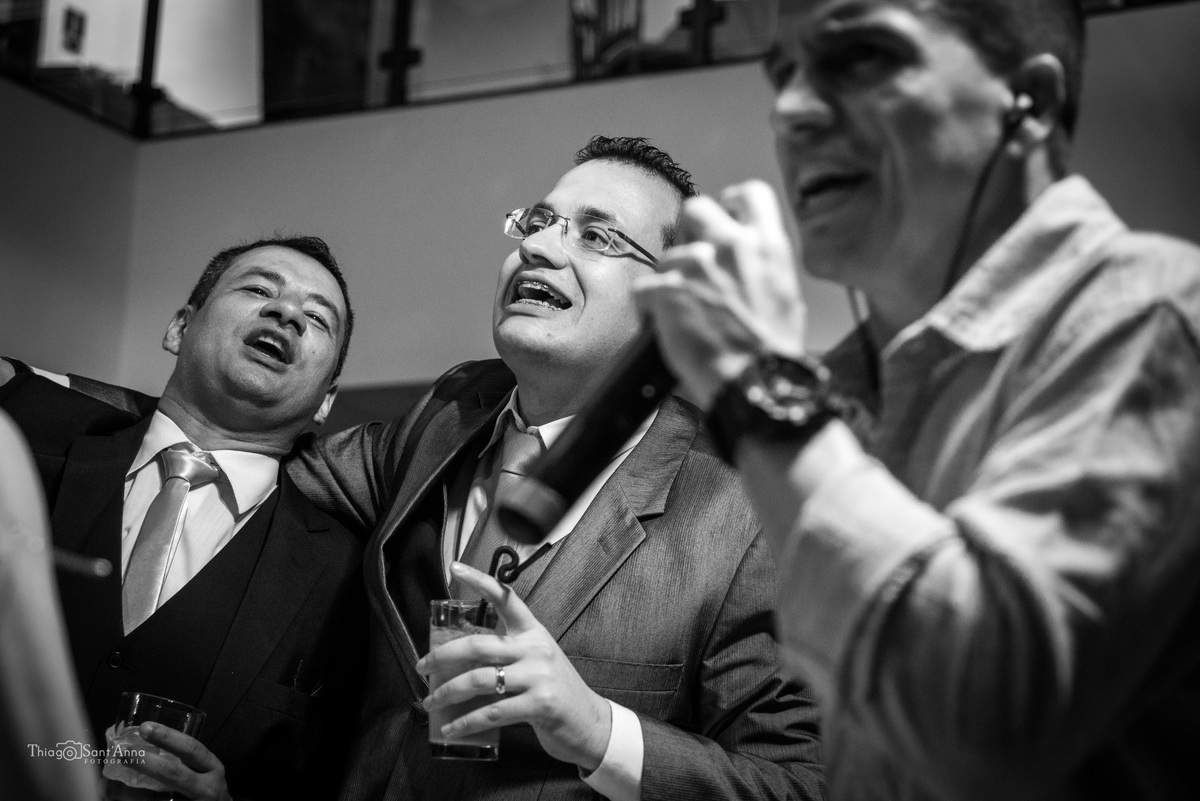 noivo canta com padrinhos preto e branco