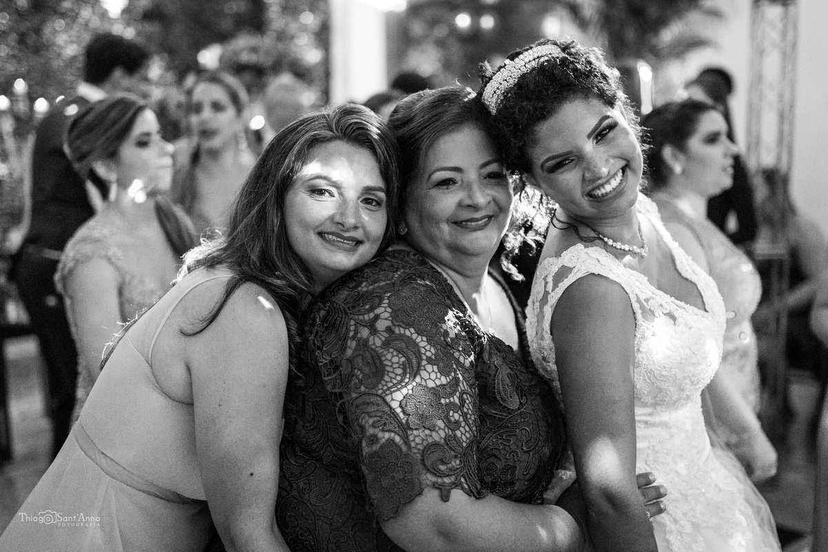noiva posa sorrindo com convidadas preto e branco