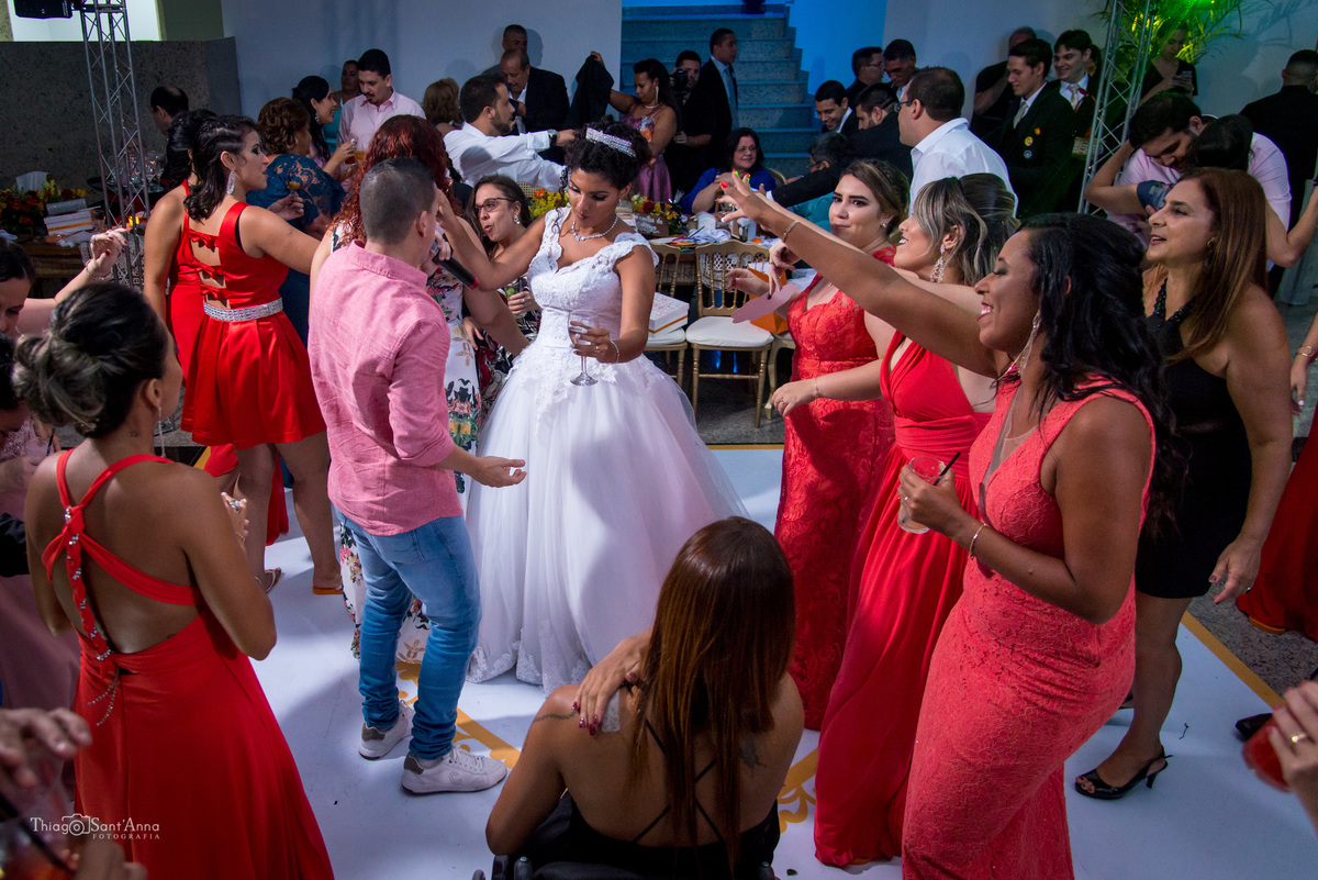 noiva dança com madrinhas e convidados