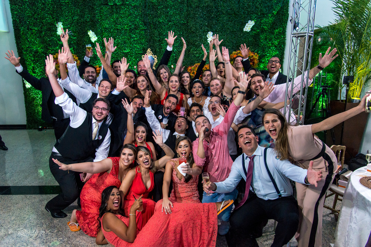 noivos posam com padrinhos e convidados 