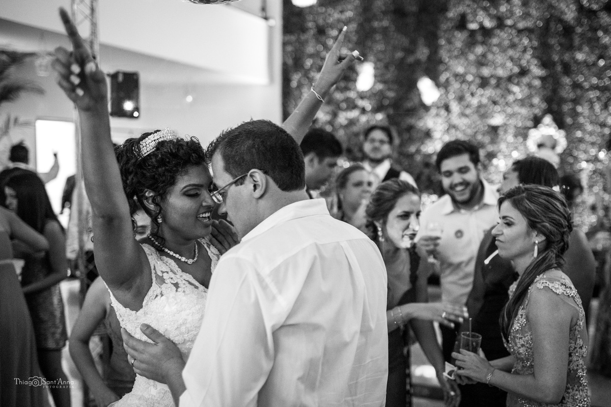 noivos dançam pista convidados ao fundo preto e branco