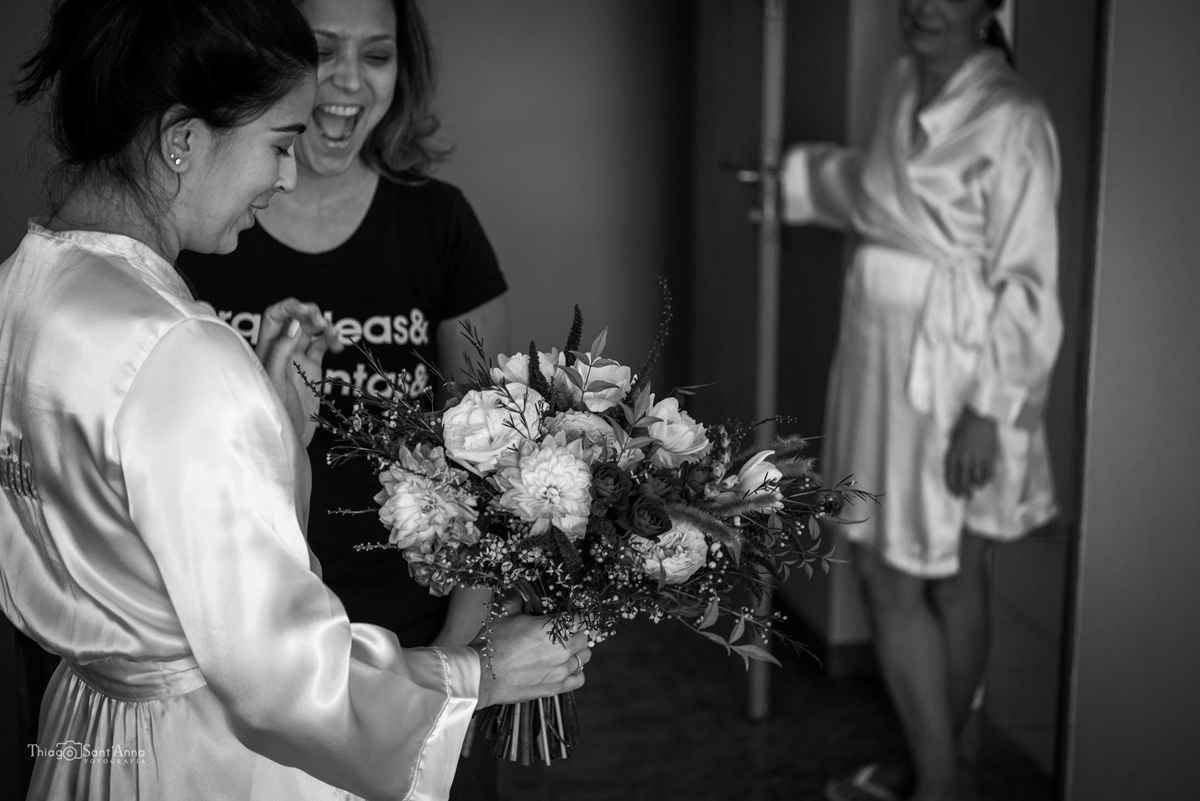 foto em preto e branco noiva recebendo seu buquê