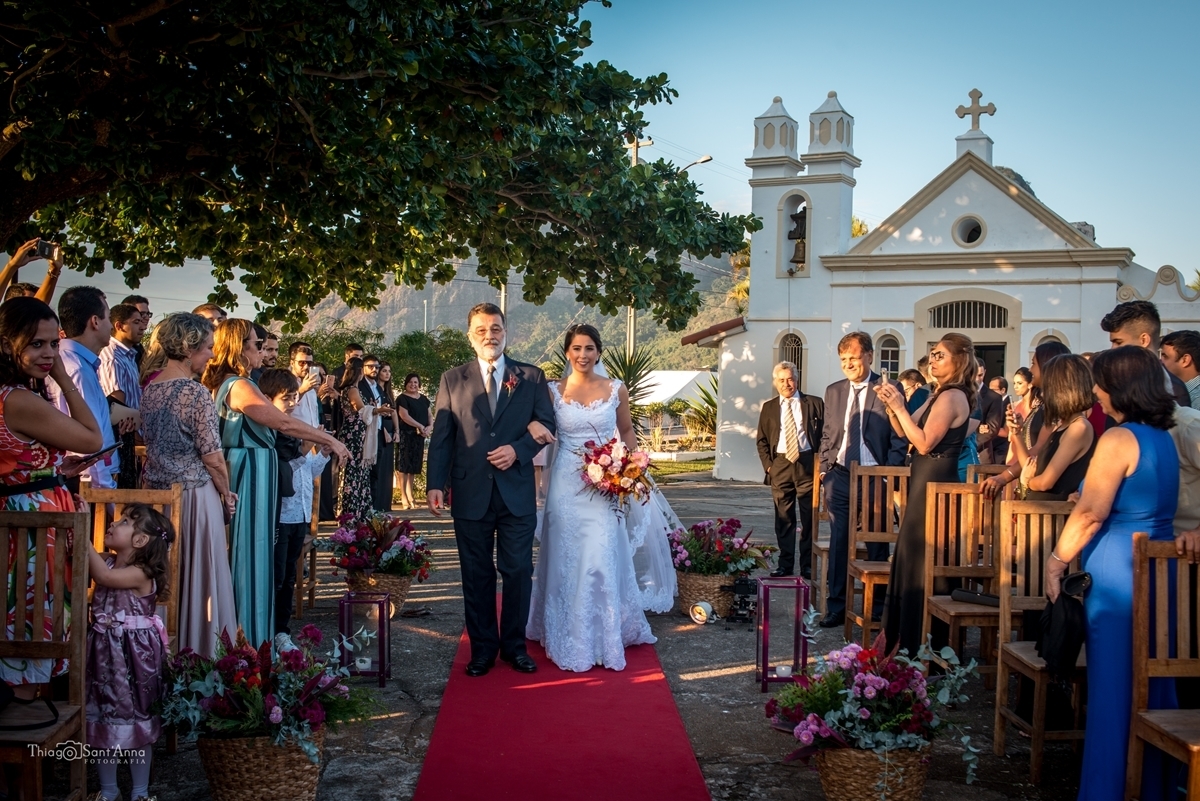 Entrada da noiva com seu pai na cerimônia em frente a capela de santa bárbara