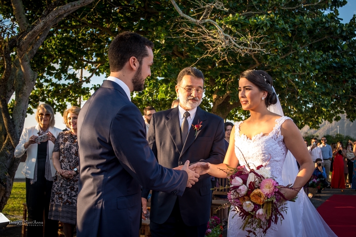 Noiva chegando ao altar ao lado do pai