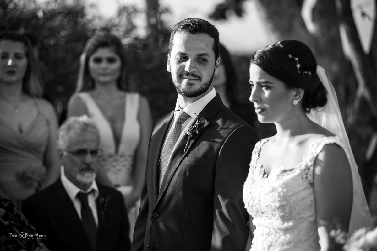 Olhar do noivo para sua noiva durante a cerimônia