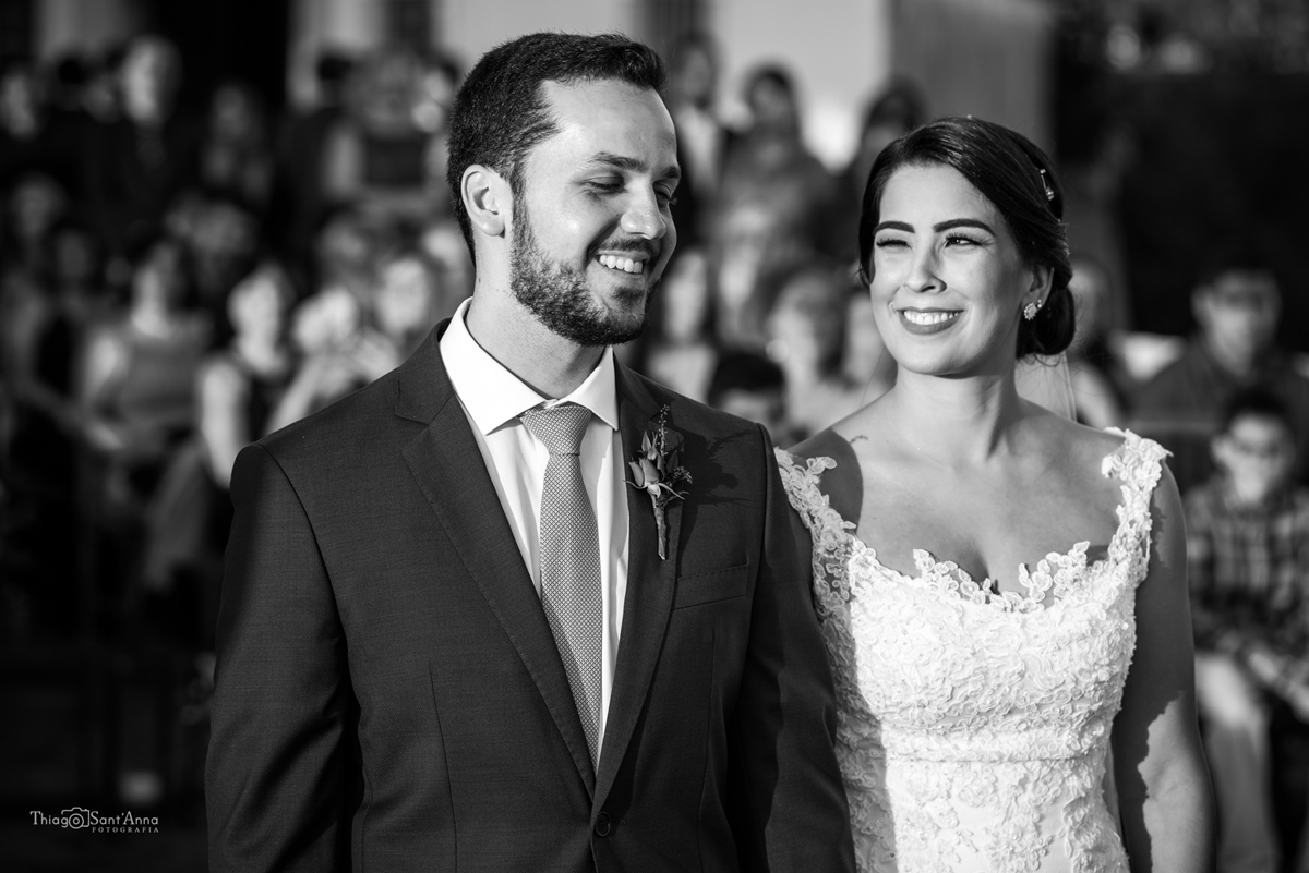 Noivos durante a cerimônia em preto e branco