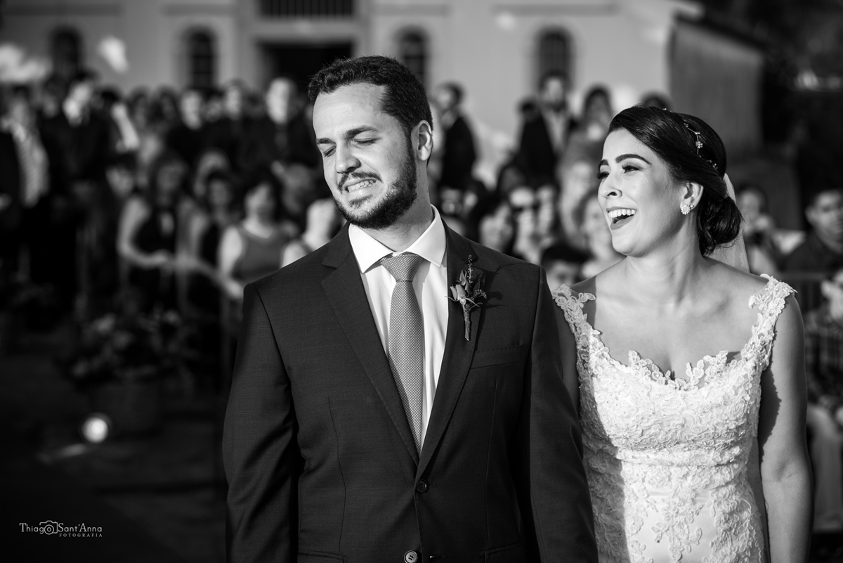 Expressão dos noivos em preto e branco durante a cerimônia de casamento