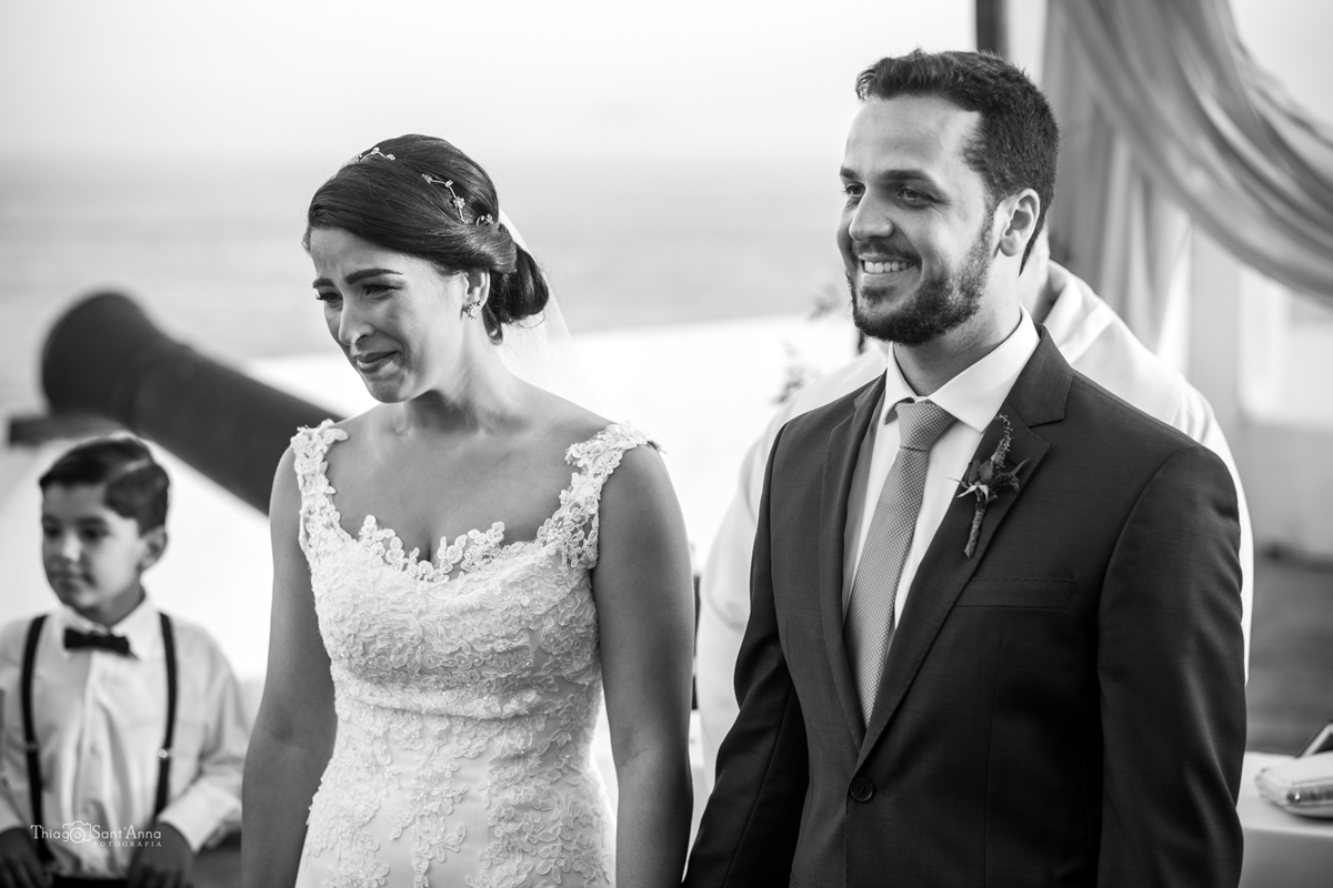 Noivos e pajem em preto e branco com canhão ao fundo fortaleza de santa cruz Niterói