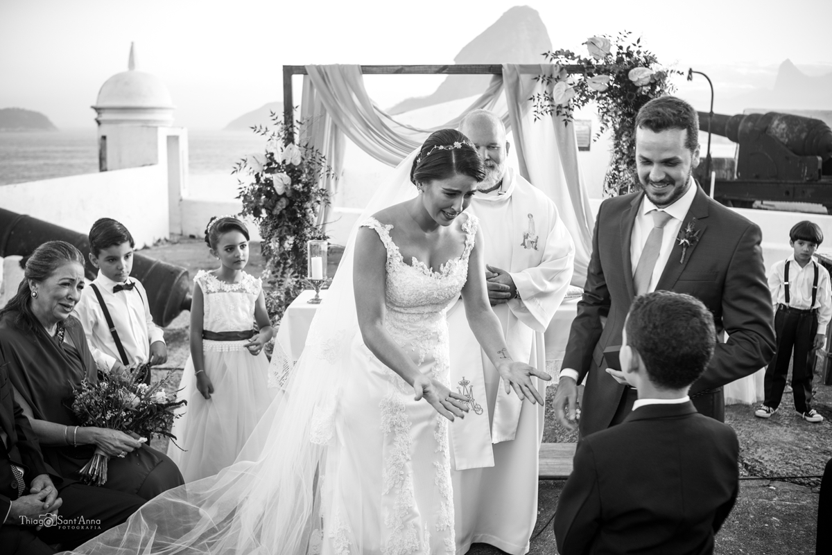 Entrega das alianças em preto e branco num  casamento ao ar livre no Rio de Janeiro