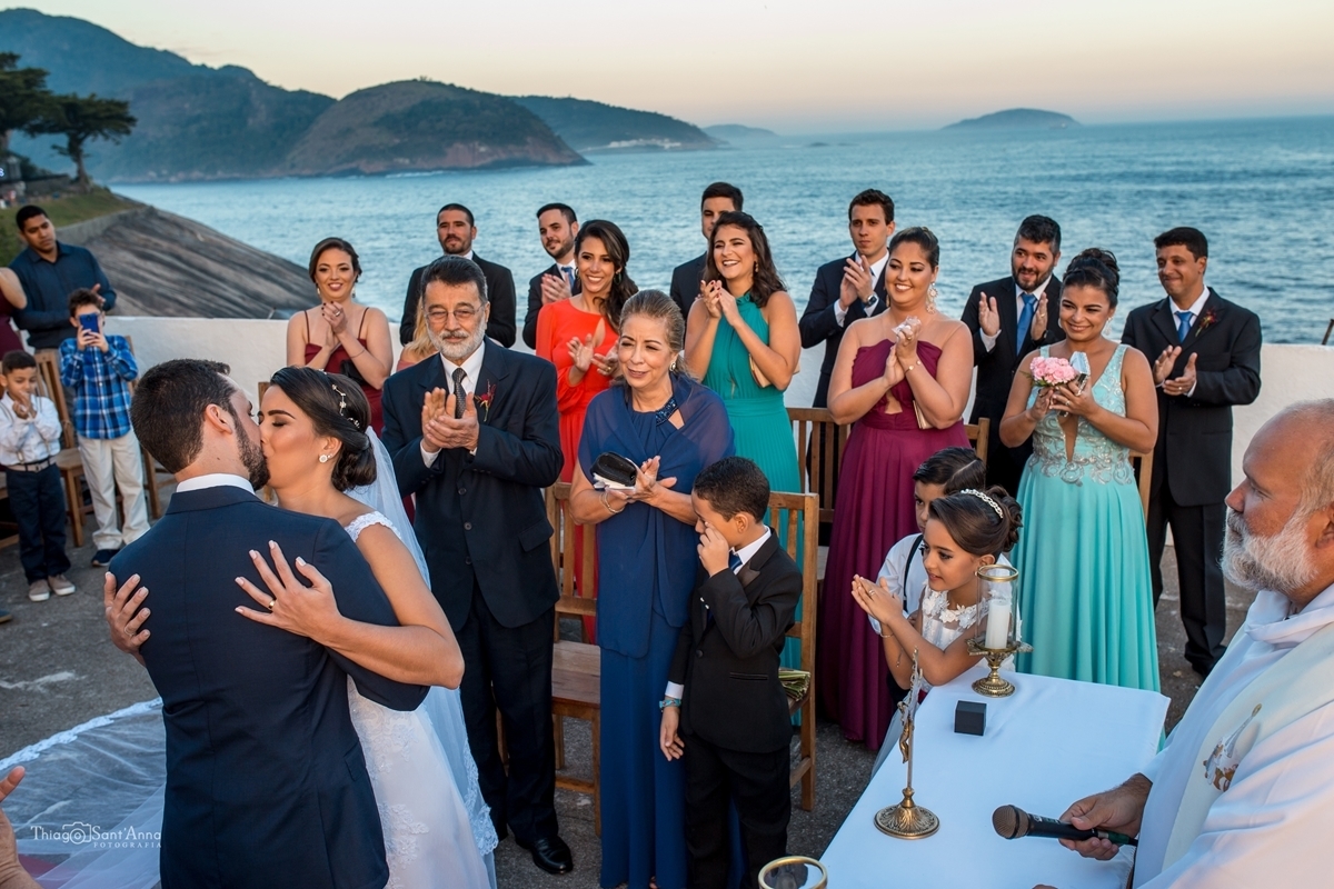 Beijo dos noivos em cerimônia de casamento ao ar livre no Rio de Janeiro