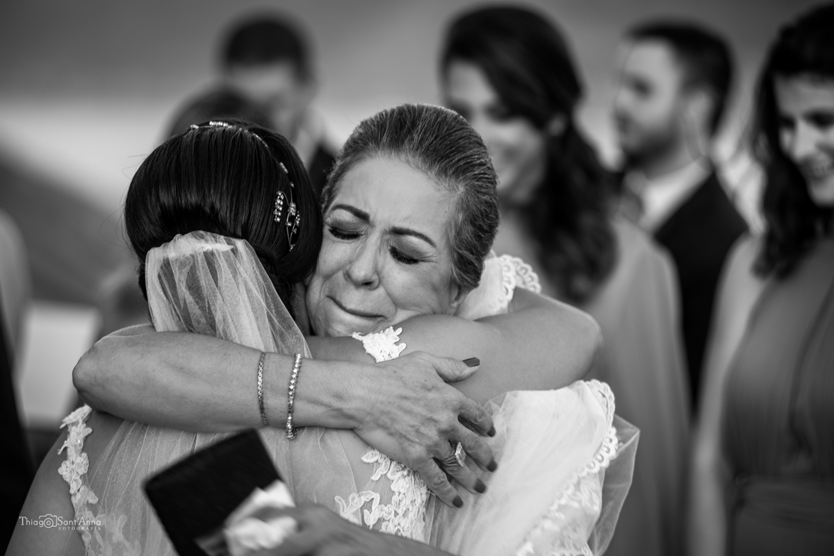 Mãe da noiva cumprimentando noiva no fim da cerimônia preto e branco