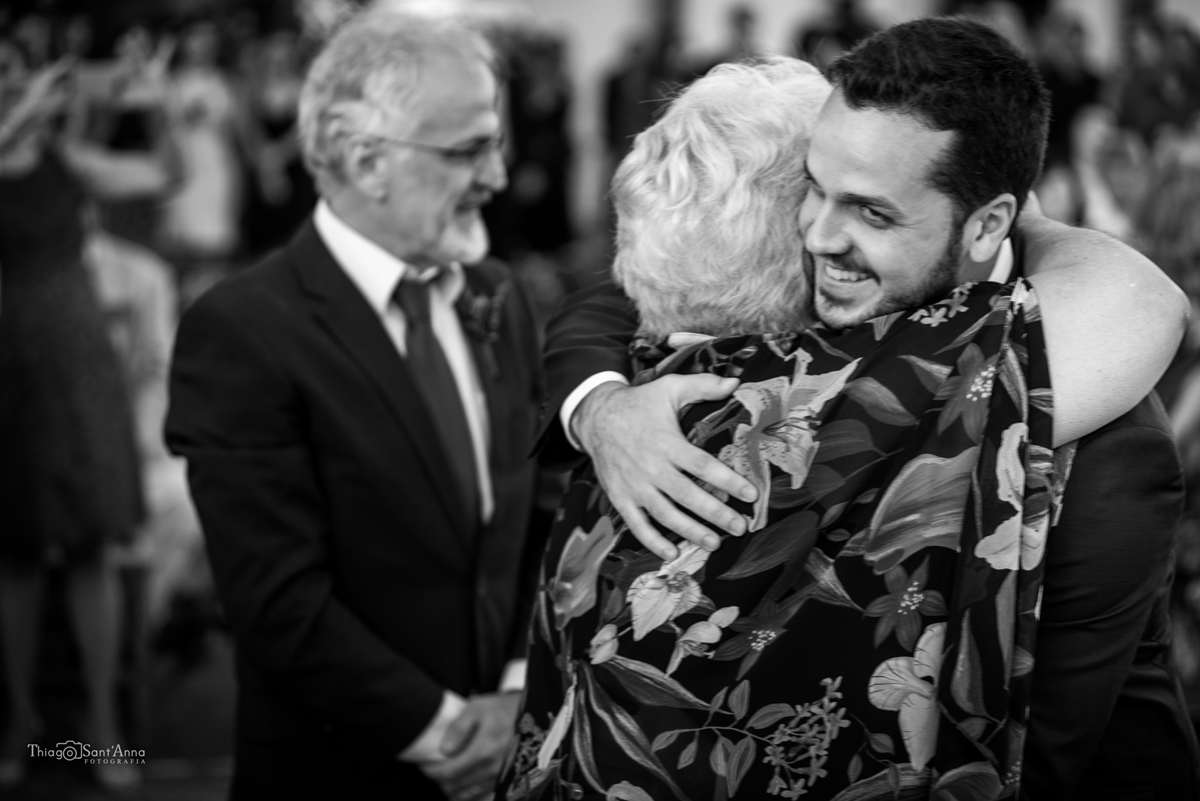 Mãe do noivo cumprimentando sua mãe  no fim da cerimônia preto e branco