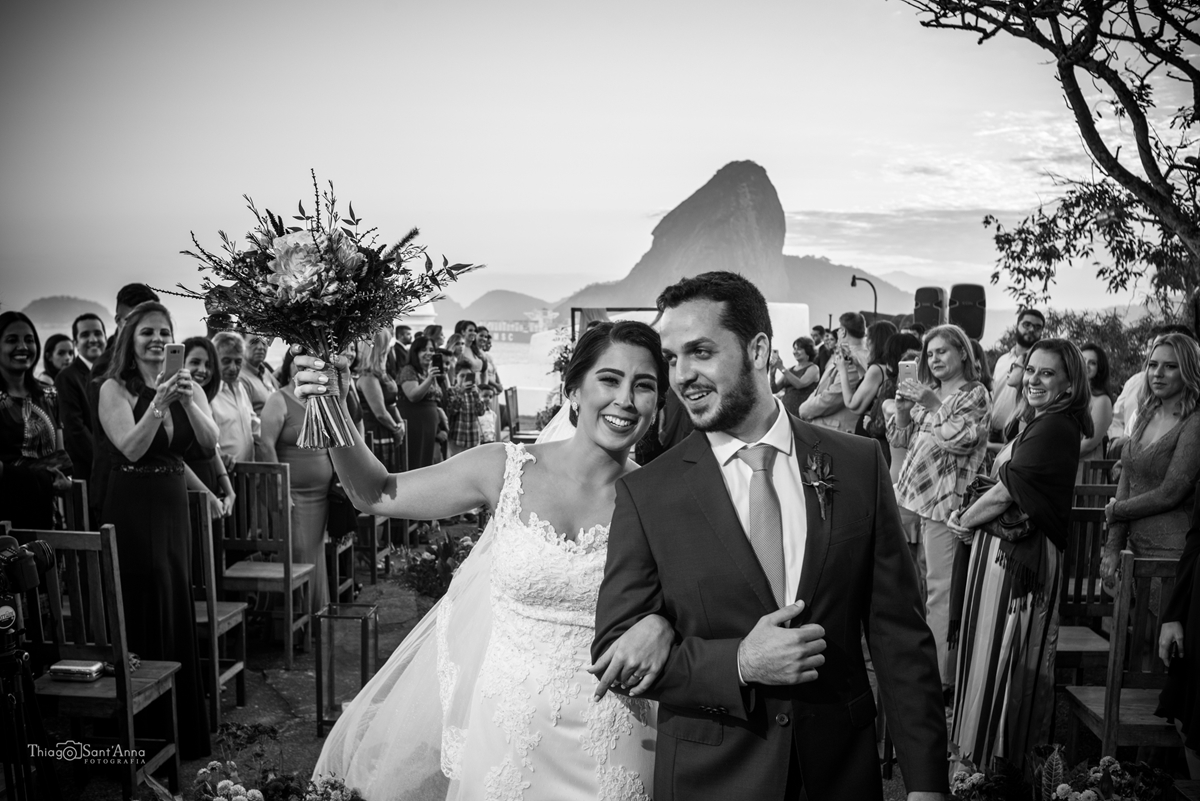 Saída dos noivos na cerimônia de casamento ao ar livre no Rio de Janeiro Preto e Branco