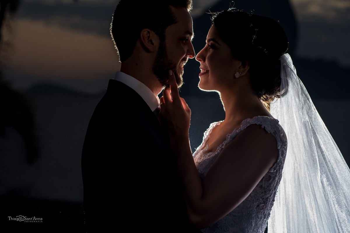 Noivos no contra luz a noite Rio de Janeiro