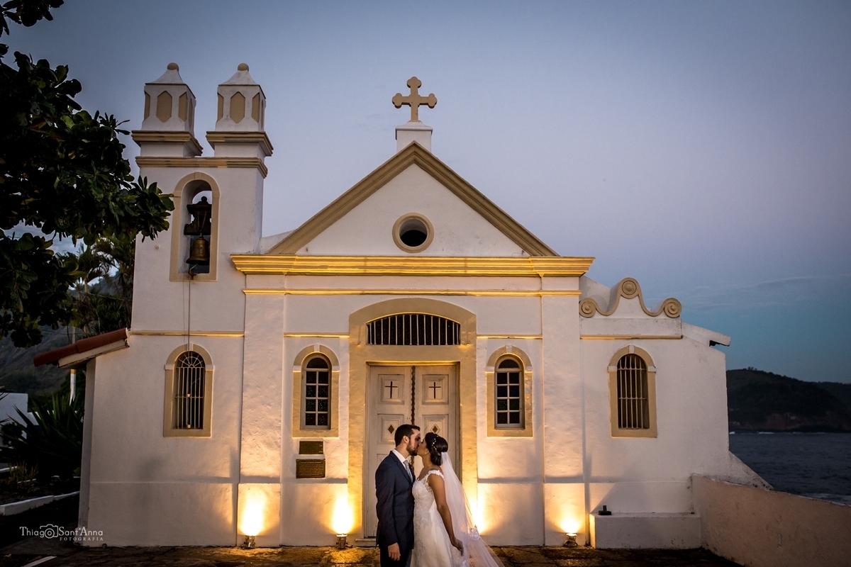 Noivos em frente a capela de Santa Bárbara Fortaleza de santa cruz Barra Niterói Rio de Janeiro