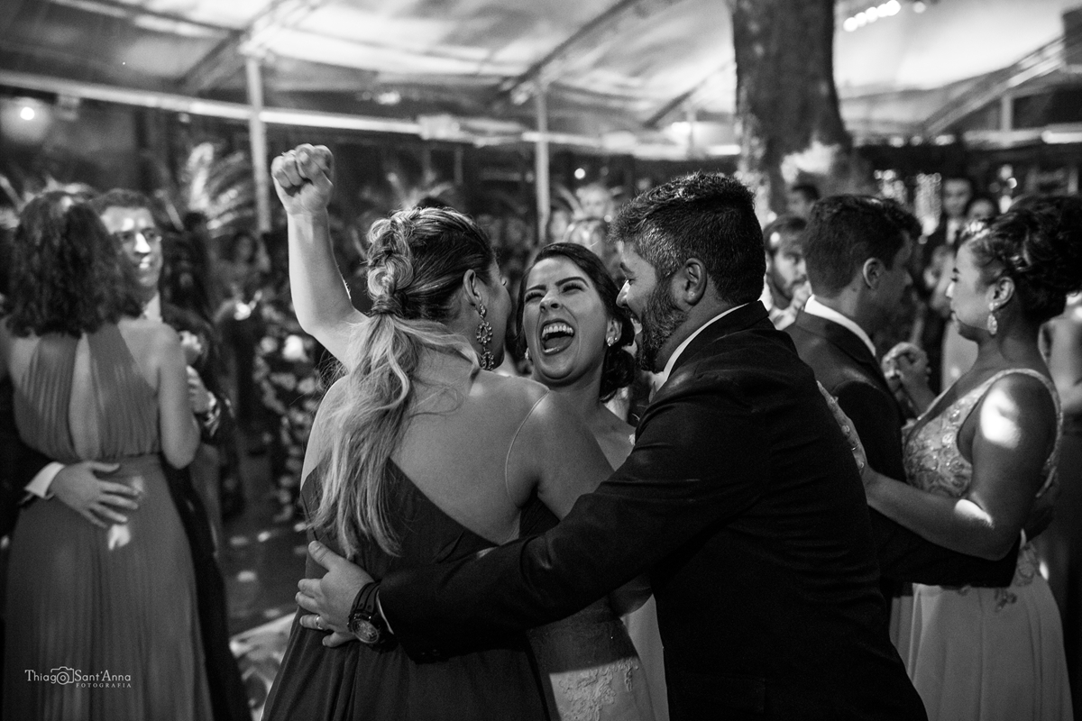 Noiva comemorando casamento em pista de dança