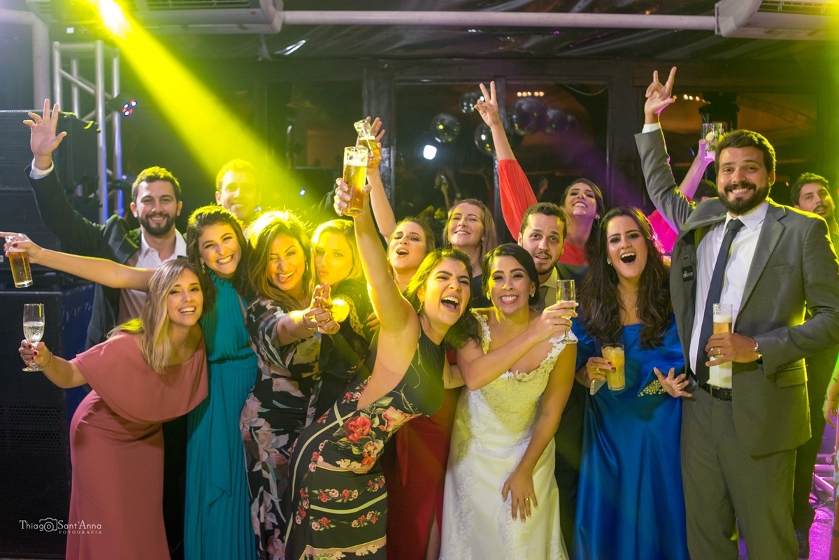 Foto descontraída com noiva em casamento na Zéfiro eventos