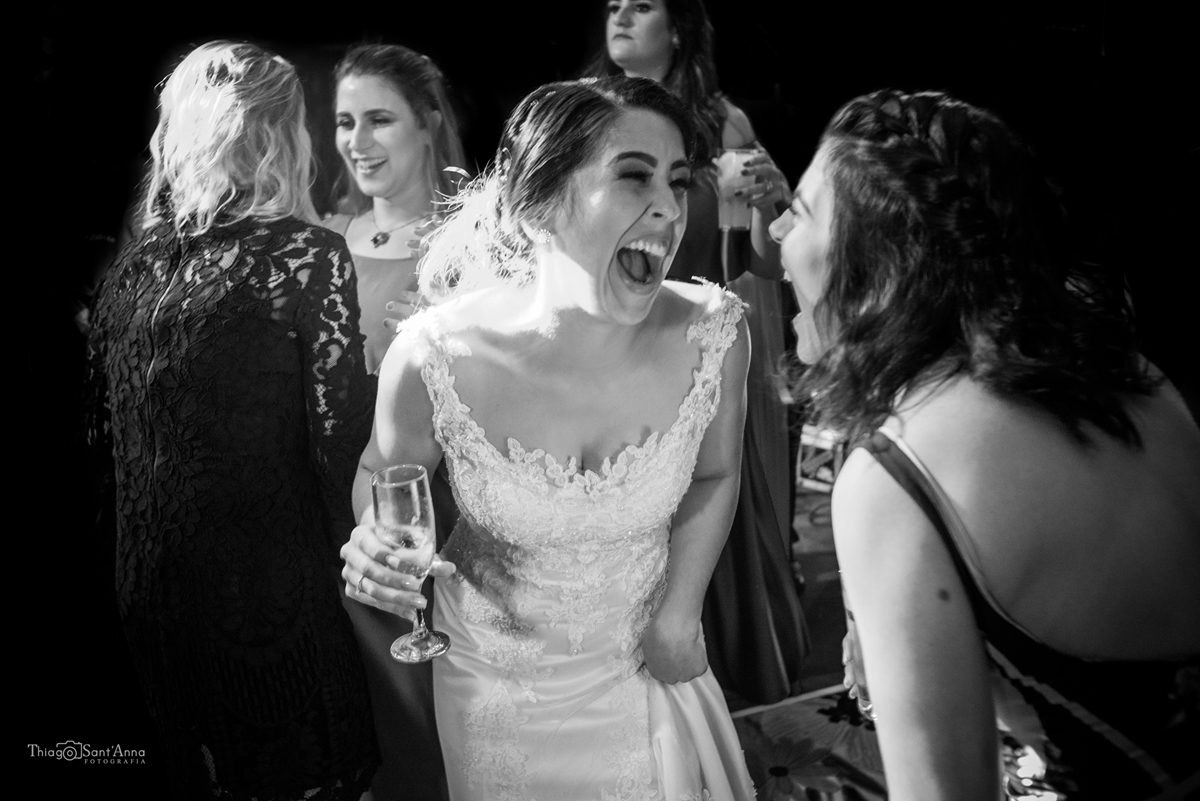 Noiva dançando em preto e branco