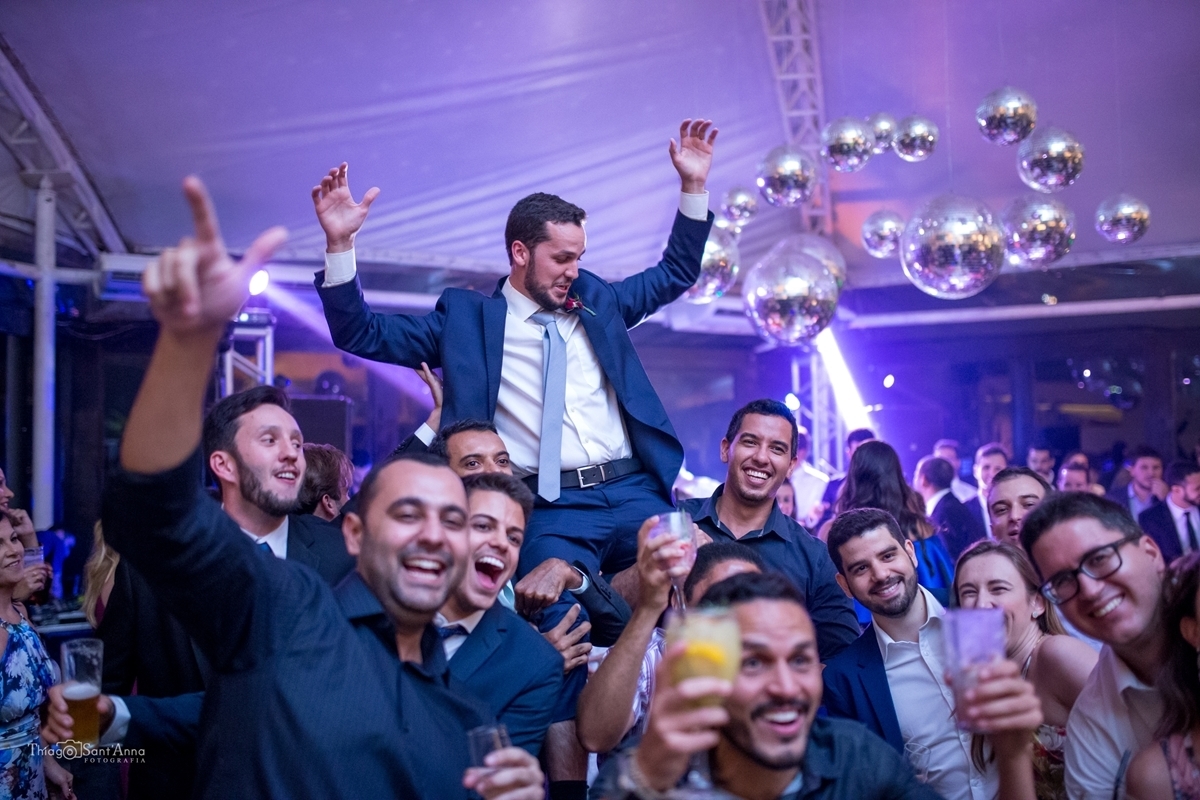 noivo dançando em casamento