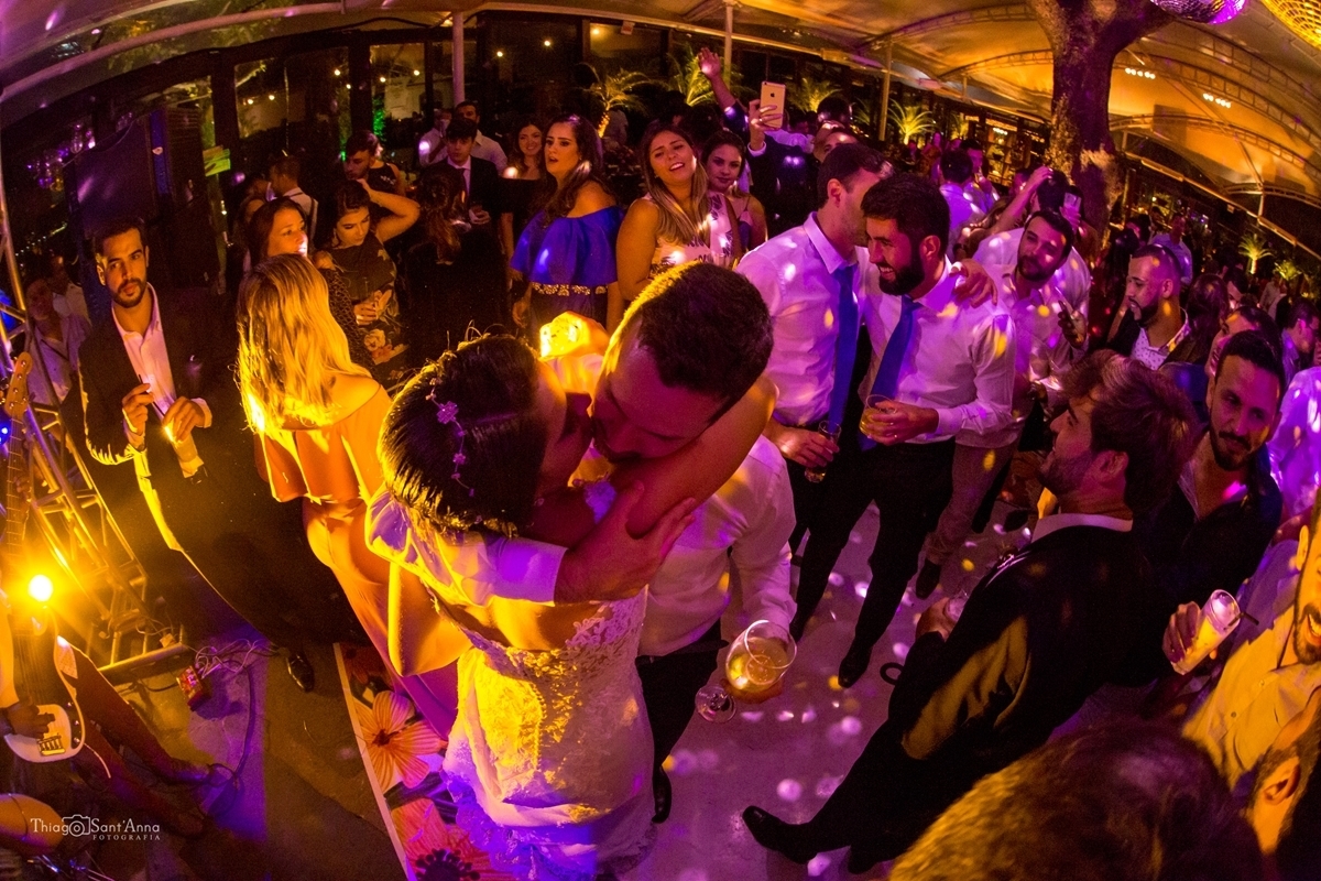 Noivos namorando na pista de dança