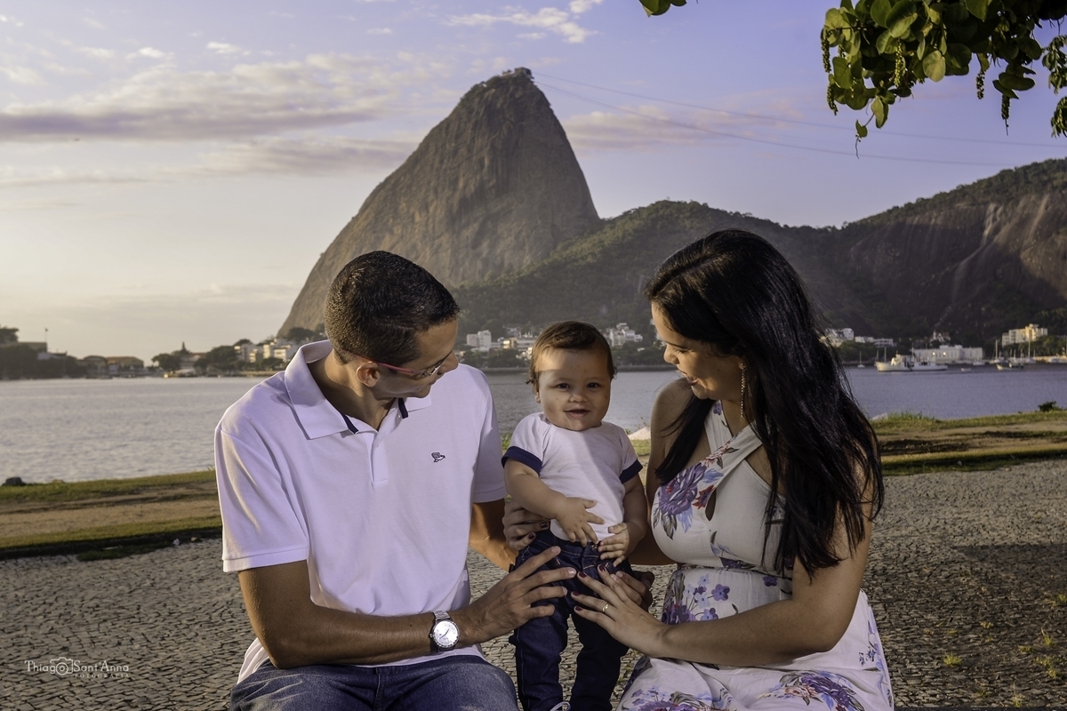 casal admira seu bebê no rio de janeiro