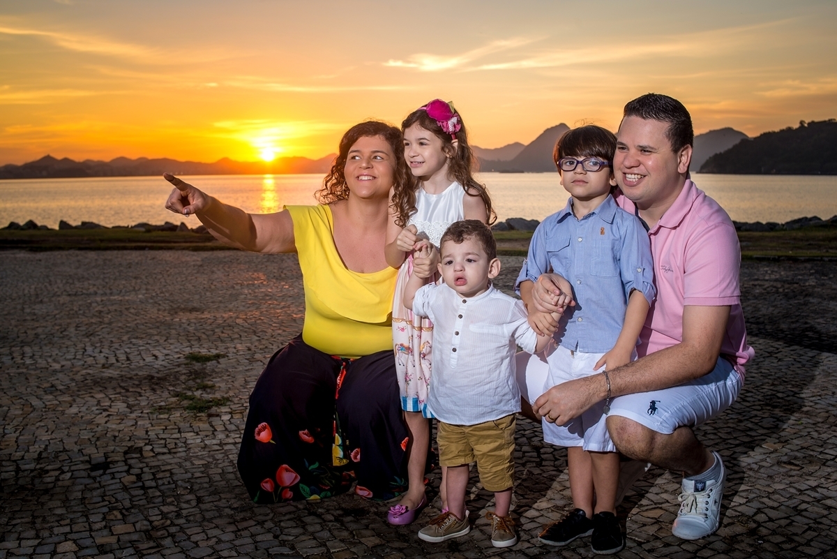 Família Ribeiro olhando o horizonte no amanhecer do Rio de Janeiro