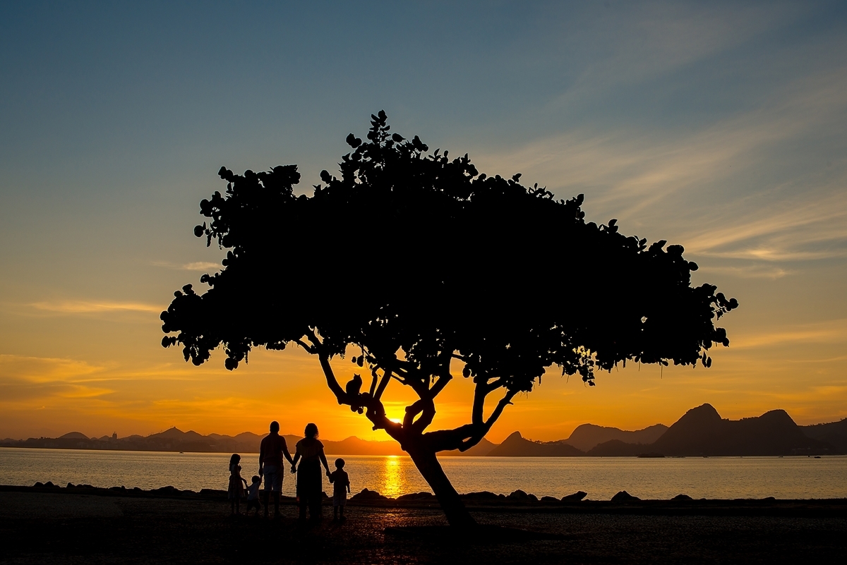 Família no contra luz olhando o horizonte no amanhecer do Rio de Janeiro