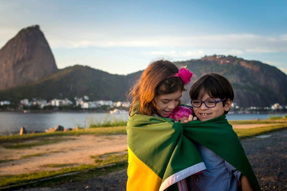 Casal de irmãos enrolados na bandeira do Brasil no Rio de Janeiro Pão de Açúcar