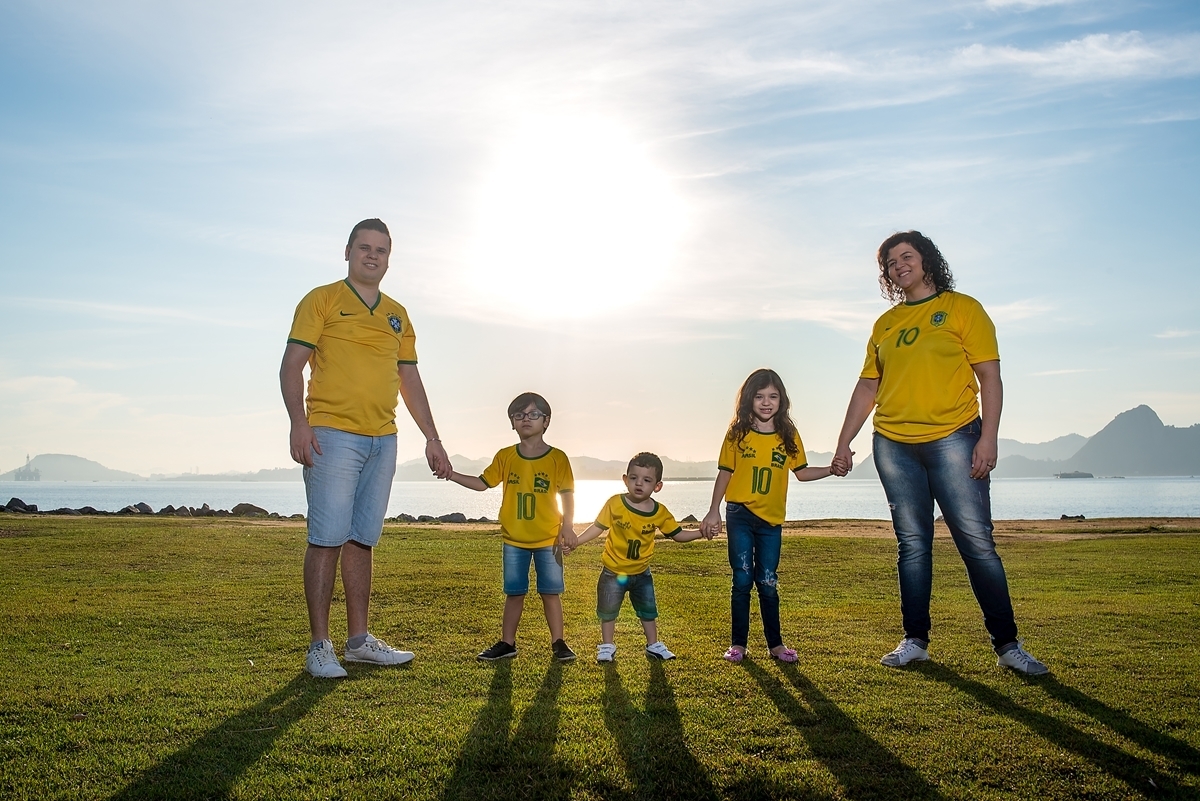 Família inteira veste a camisa verde amarela do Brasil para ensaio de fotos no aterro do flamengo
