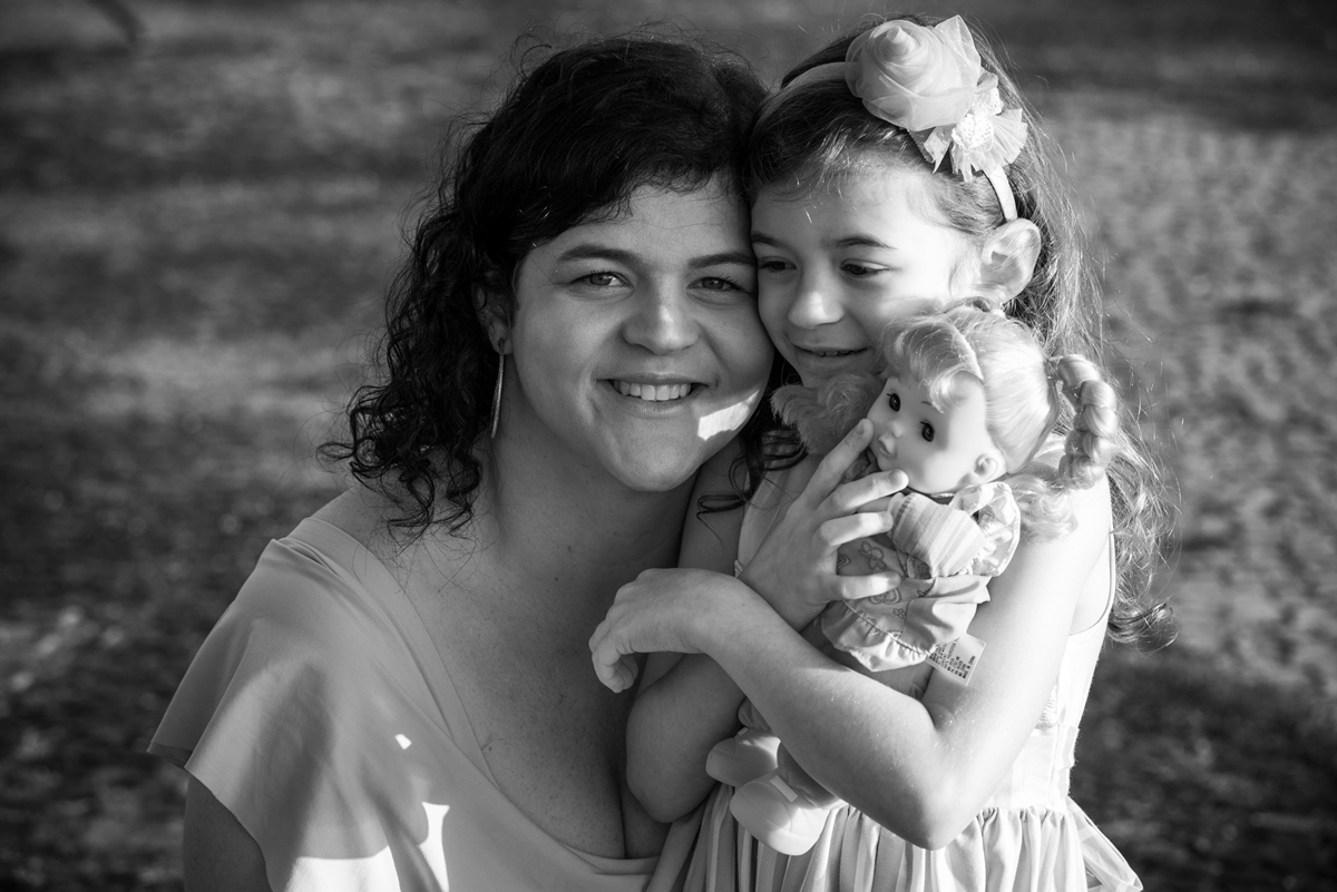 Mãe, filha e boneca