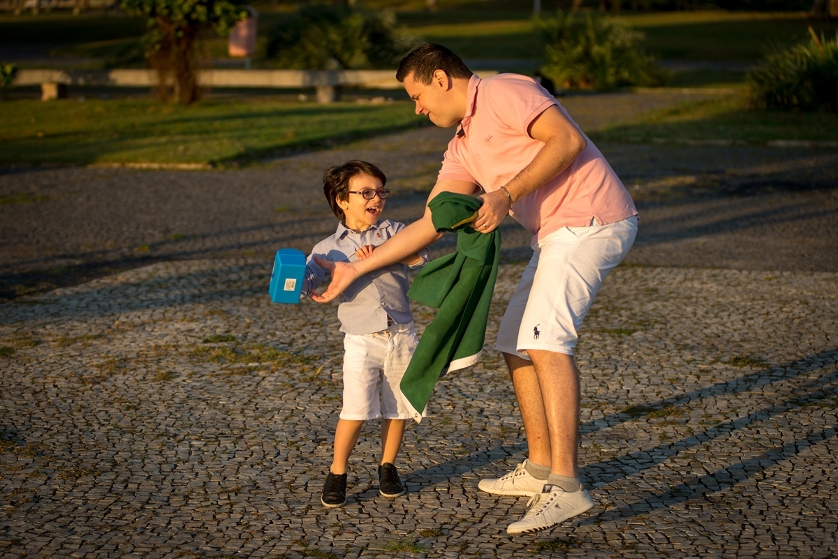Pai e filho brincando no aterro do flamengo rio de janeiro